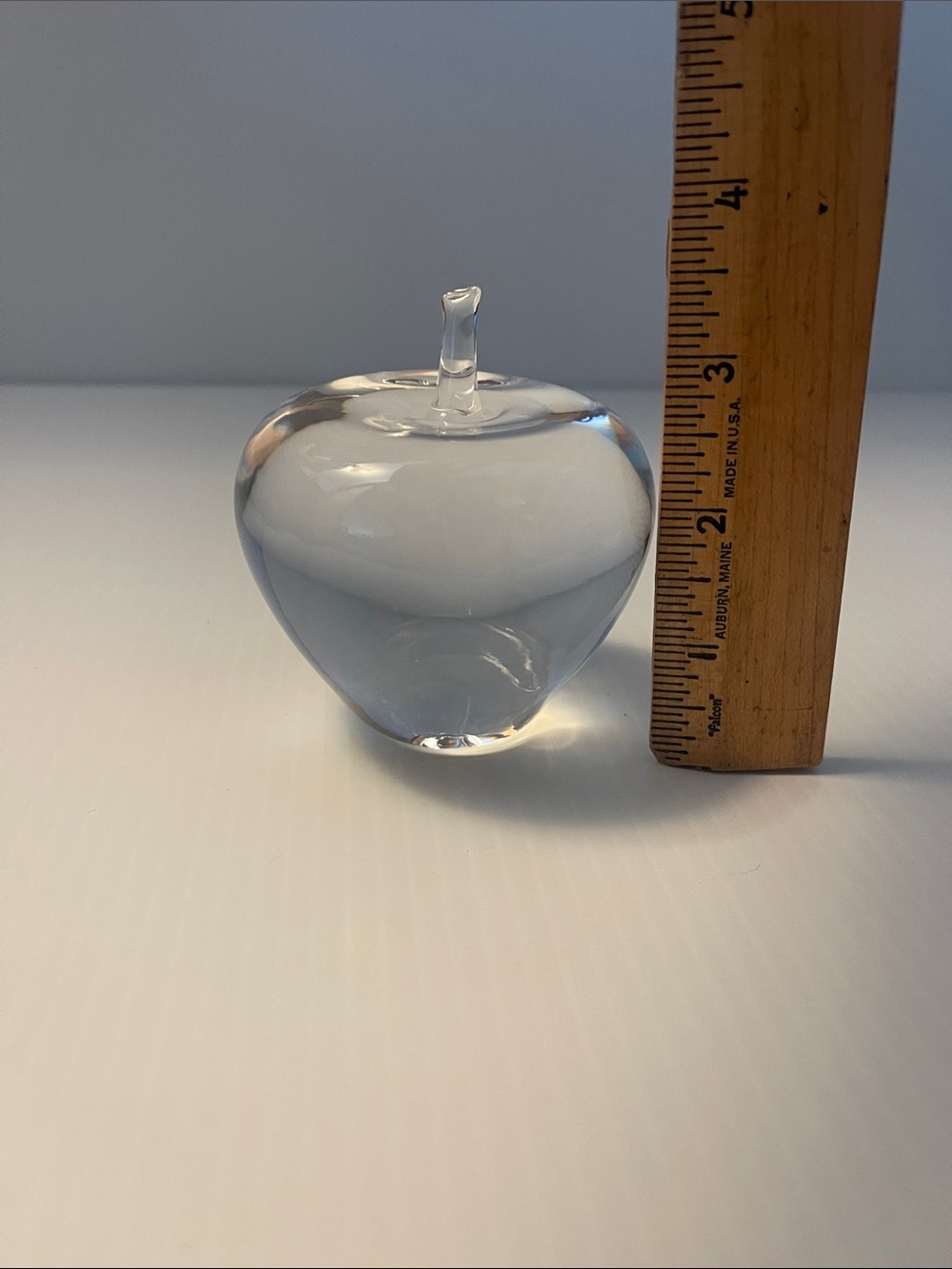 Glass apple paperweight - Picture 4 of 4